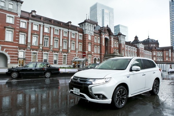 0184phev_tokyostation.JPG