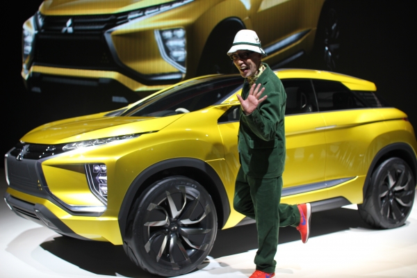 世界初公開 三菱【eX-concept】EV航続距離400km 次世代
