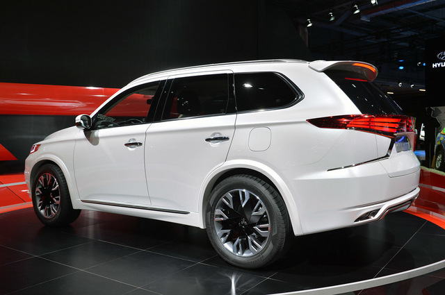 2014mitsubishi_outlanderphevconceptS2.jpg