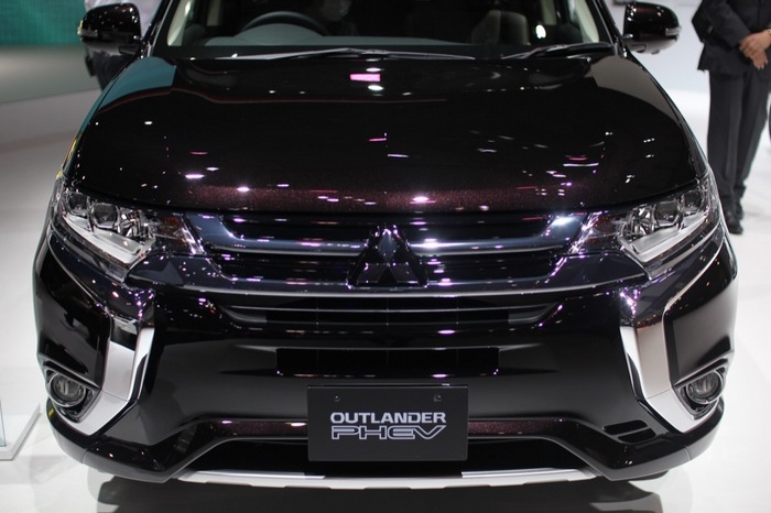 mitsubishi-motors_OUTLANDER-PHEV.JPG