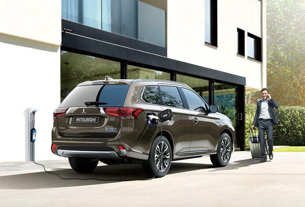 2016-Mitsubishi-Outlander-PHEV-rear.jpg