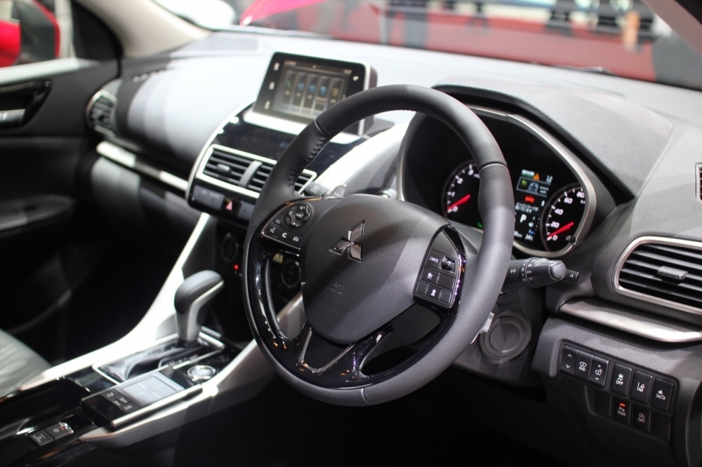 14-eclipse-cross-interior_04.JPG