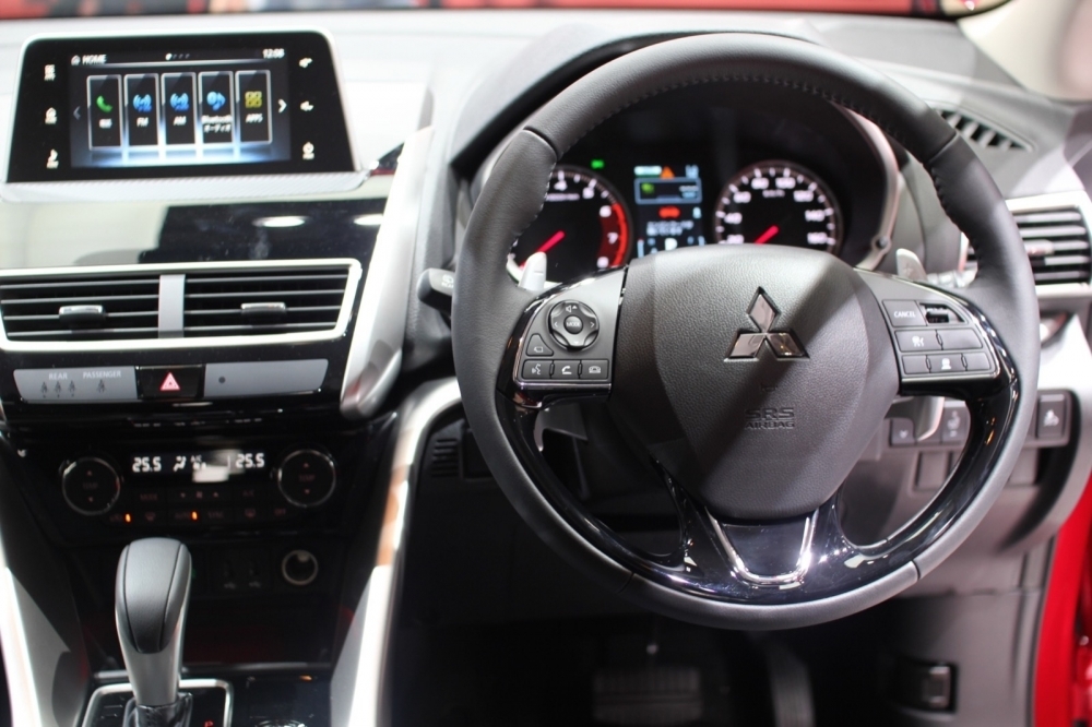 15-eclipse-cross-interior_05.JPG