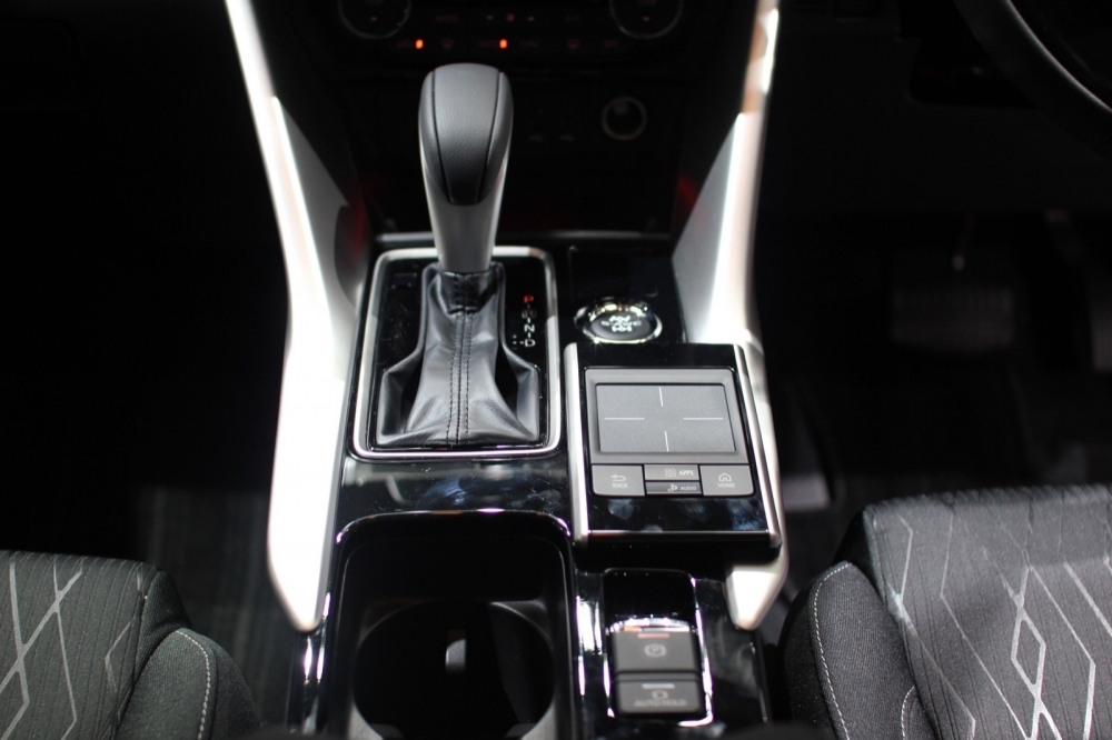 16-eclipse-cross-interior_06.JPG