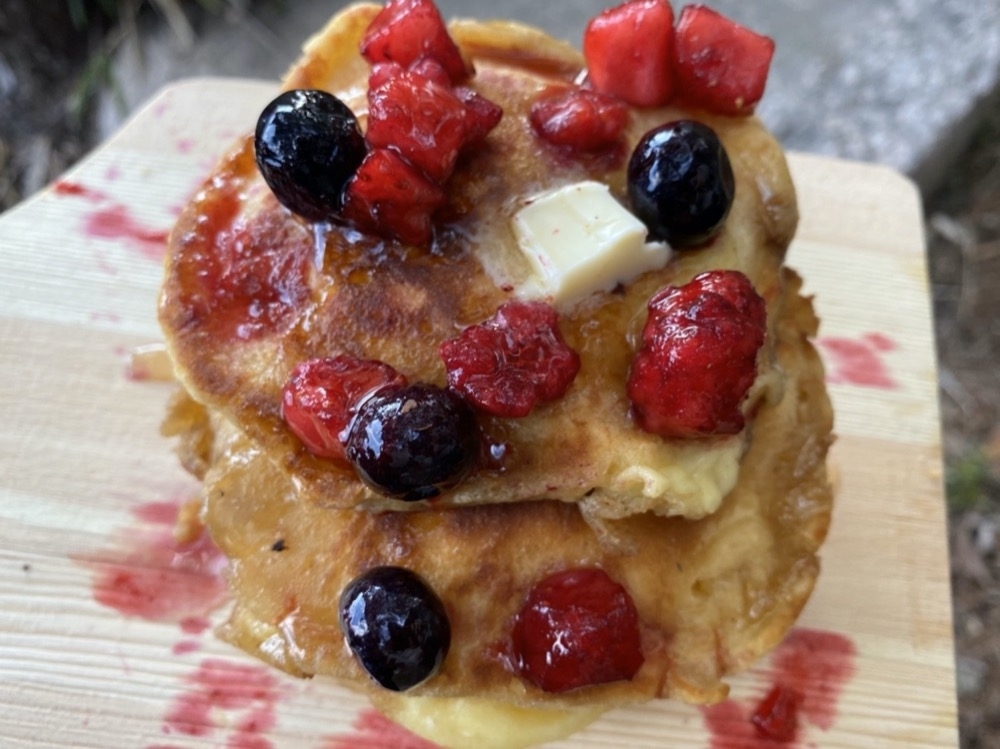 キャンプ飯 10 ダッチオーブンでキャンプ映えするパンケーキ 兵庫三菱自動車販売グループ