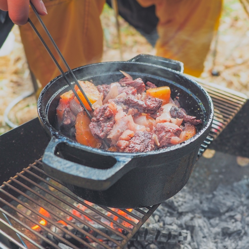 キャンプ飯 8 牛肉の赤ワイン煮込み 焚き火台で簡単 本格店の味 兵庫三菱自動車販売グループ