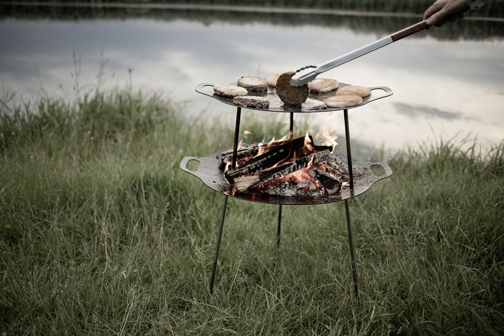 Petromax-Grill-und-Feuerschales-fs38-gestapelt-Verlaengerungen-Grill-und-Kohlenzange-Griddle-and-Fire-Bowls-fs38-stacked-Extensions-BBQ-and-Coal-Tongs-2.jpg