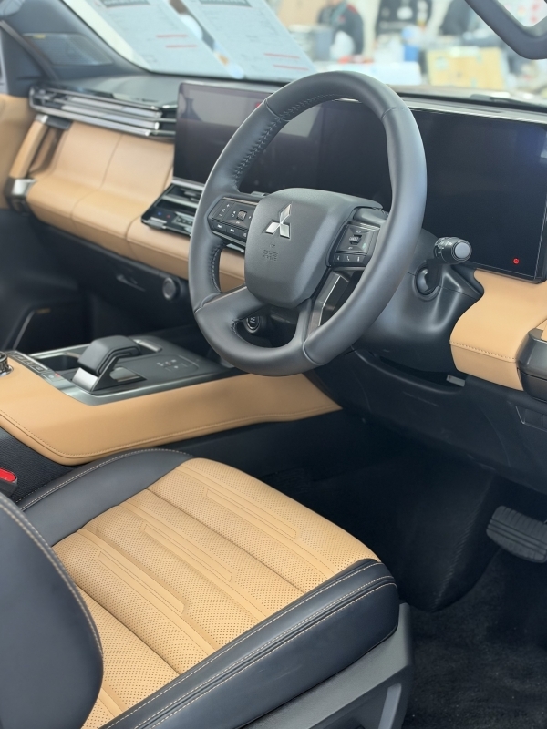 新型パジェロの内覧会 車内.jpeg