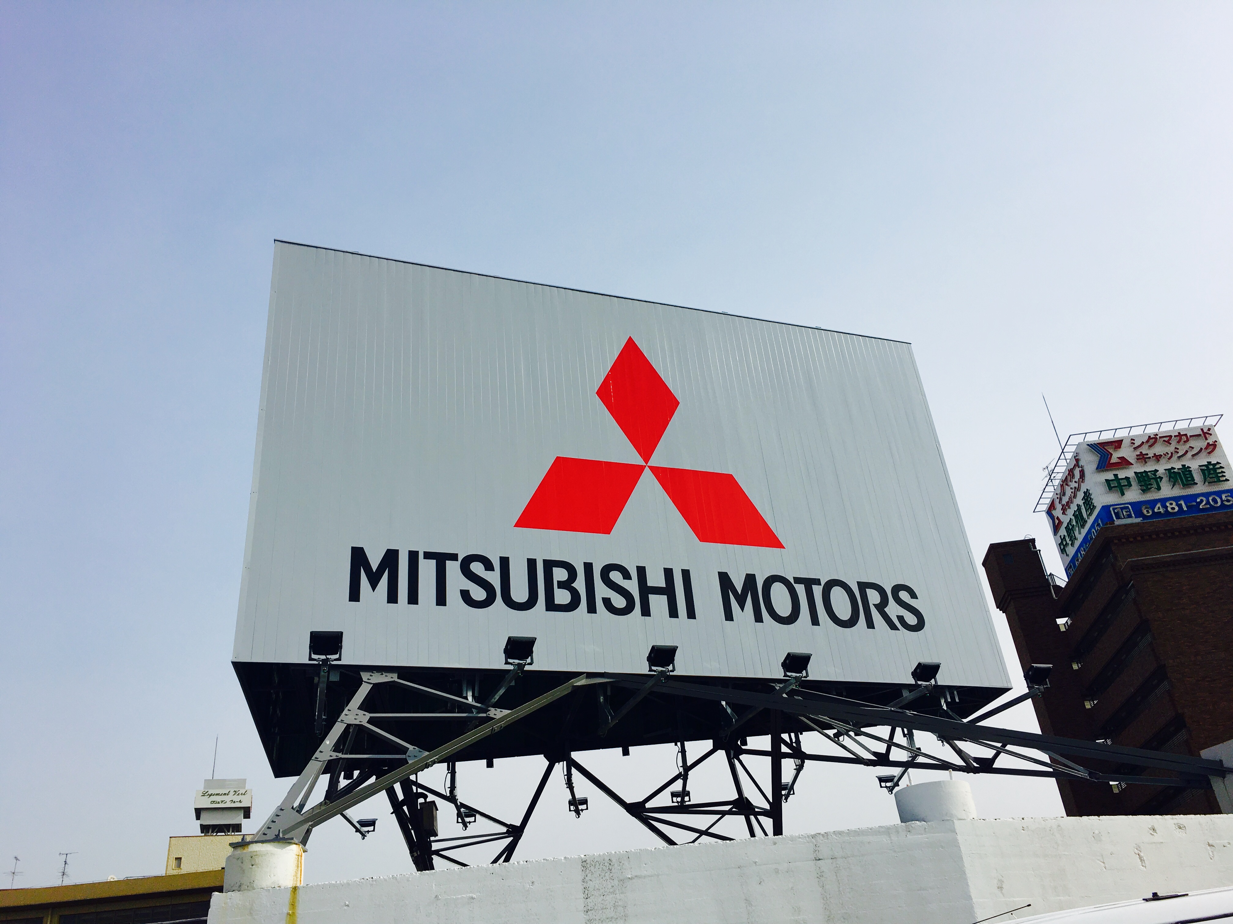 https://www.hyogo-mitsubishi.com/shop/amagasaki/files/%E7%9C%8B%E6%9D%BF.jpg