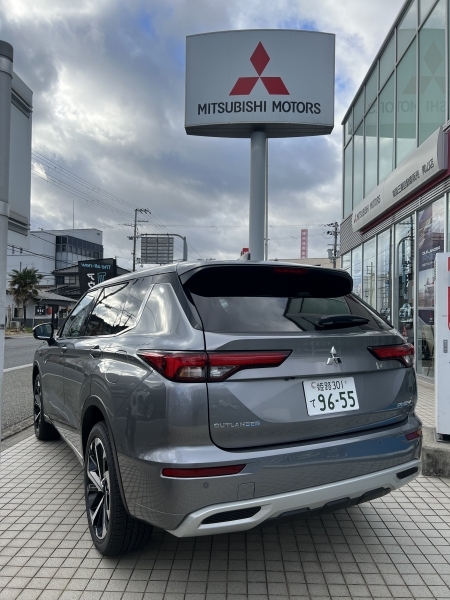 アウトランダーPHEV 新試乗車 後ろ姿.jpg